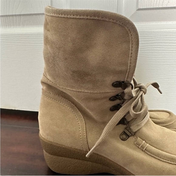 Size 7 Hush Puppies Women's Tan Suede Sherpa Lined Lace Up Wedge Heel Bootie - Picture 9 of 9